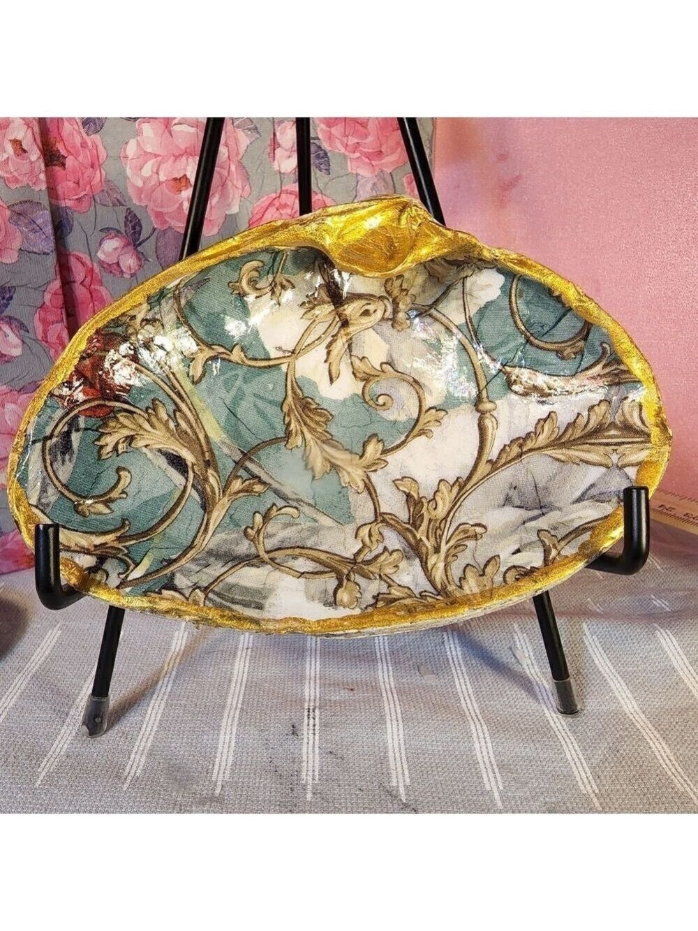 DECOUPAGE CLAM SHELL DECOUPAGE GOLD IVY ON A CLAM SHELL TRINKET DISH